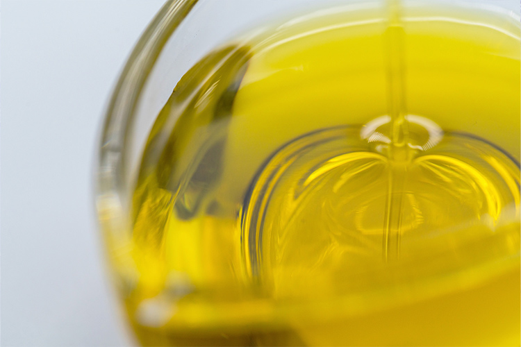 「油」可以封住潤澤、保護肌膚。
